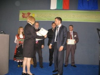 г-н Димитър Ботев от „Натуркрафт” ЕООД приема наградата от организаторите.