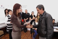 Калина Трифонова, член на УС на EVN Bulgaria ЕАД, връчва удостоверения на участници в обучението